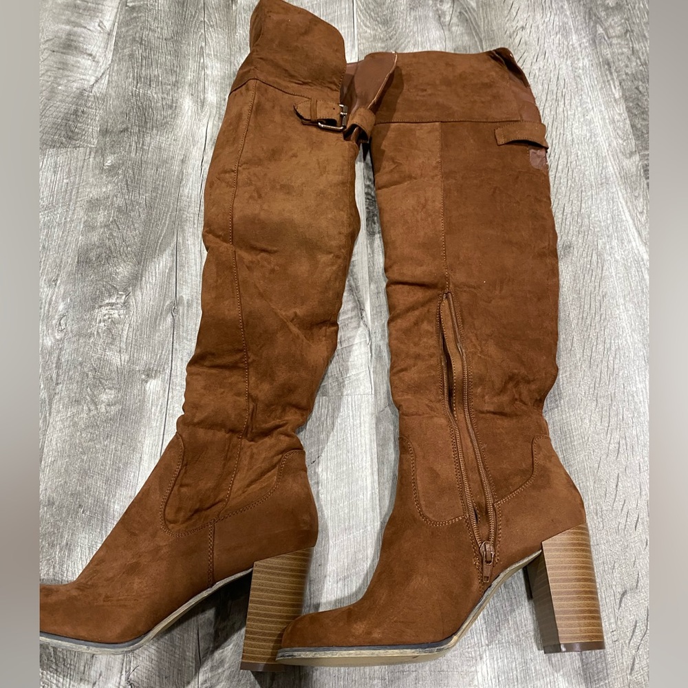 Women’s size 7 1/2 brown knee high heeled suede boots.